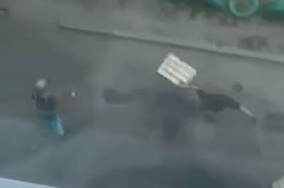 Агрессивные подростки забросали камнями и ящиками женщины под Ростовом
