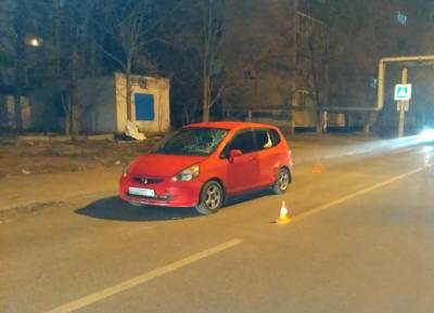 Видео: в Астрахани на ул. Космонавтов водитель иномарки сбила на зебре девушку