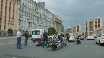 Три мотоцикла врезались в такси на улице Маши Порываевой в Москве