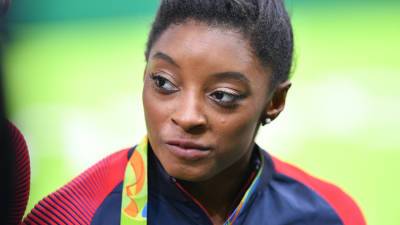 Гимнастка из США Байлз отказалась от участия в индивидуальном многоборье на ОИ-2020