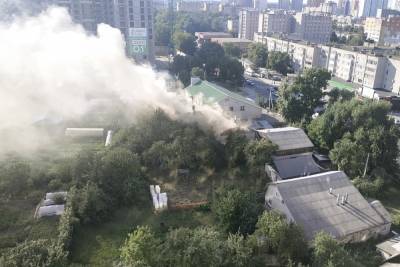 На пожаре в трехэтажном доме на Касимовском шоссе в Рязани пострадал 62-летний мужчина