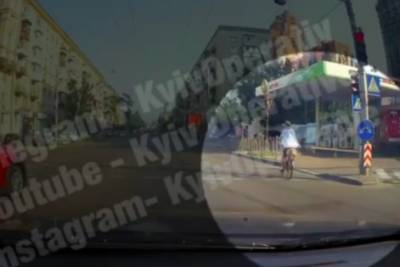 "Хет-трик": в сети показали видео сразу трех нарушений ПДД на перекрестке в центре Киева
