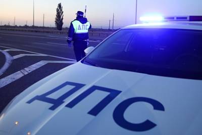 В салонах служебных автомобилей инспекторов ДПС нашли почти миллион рублей