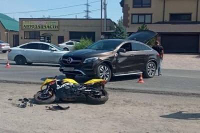 Утром в Волгограде кроссовер сбил мотоциклиста