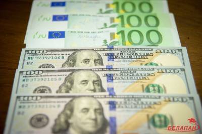 Евро растет, а доллар падает на открытии торгов
