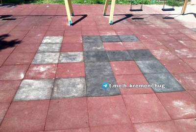В Кременчуге на детской площадке выложили изображение свастики
