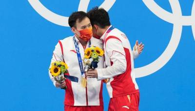 Китай выиграл золотые медали в синхронных прыжках в воду с трамплина