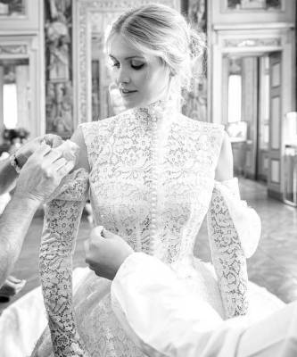 Продолжение сказки: Китти Спенсер поделилась фото с примерки ее королевского свадебного платья
