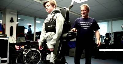 Коляски больше не нужны: инженер собрал экзоскелет, чтобы его сын снова смог ходить