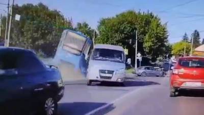 Трамвай на огромной скорости вылетел с рельсов в Курске. Видео