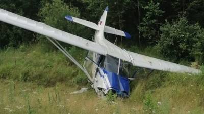 "Около 50 метров протащило": самолет совершил жесткую посадку у трассы в Приамурье