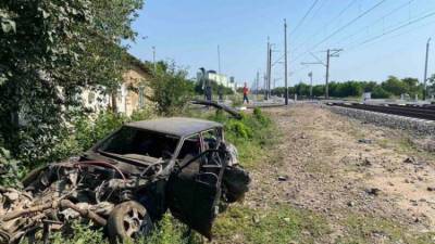 В Крыму поезд снес авто: водитель ВАЗа игнорировал шлагбаум и светофор
