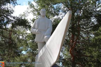 Памятник Владимиру Русанову в Печоре полностью отреставрировали