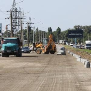 В Запорожье ремонтируют дорогу на Набережной магистрали. Фото