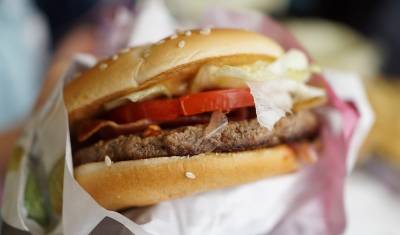 АЗС рассказали о любимом фастфуде водителей в День гамбургера