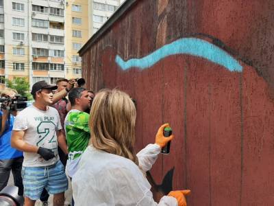 Евгения Уваркина рисовала новое граффити в Липецке