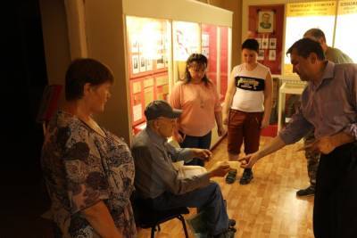 Музей в Тверской области посетил сын красноармейца, захороненного в Андреапольском районе