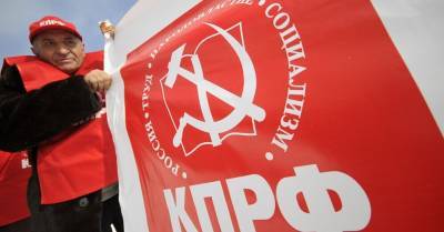 Красный Навальный, девушка в шубе и депутат на селе. Как выглядит современная КПРФ