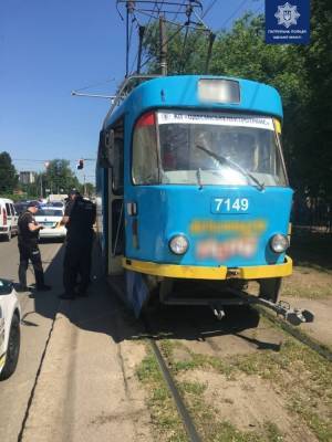 В Одессе на Фонтане неосторожный пешеход разбил нос об трамвай