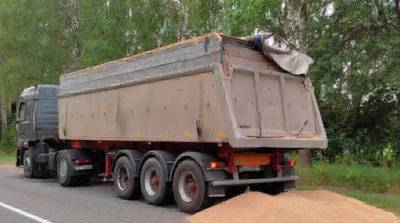 В Осиповичском районе из кузова грузовика на дорогу просыпалось 3,5 т зерна