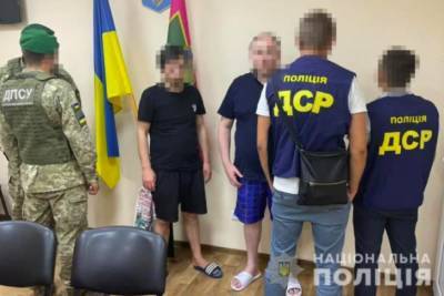 Прятались в подсолнухах: на Харьковщине задержали "вора в законе" и его сообщника при попытке незаконно попасть в Украину