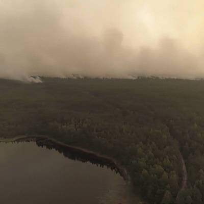 К тушению крупного лесного пожара на острове Путсаари привлекли 2 вертолета МЧС