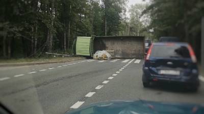 На Приморском шоссе возникла пробка в виде перевернувшегося грузовика