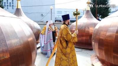 В Ульяновске освятили и установили купола над главным собором Спасской обители