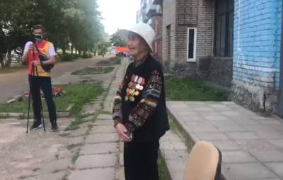 В Пикалево поздравили с днем рождения участницу двух войн, 93-летнего ветерана Галину Изотову