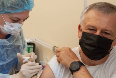 Прямая линия губернатора на ЛенТВ24: первый острый вопрос – об обязательной вакцинации