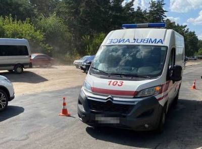 Вышел на проезжую часть: В Харькове скорая сбила насмерть 75-летнего мужчину