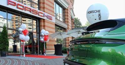 Компанія Porsche відкрила у центрі Києві перший салон у форматі бутіка