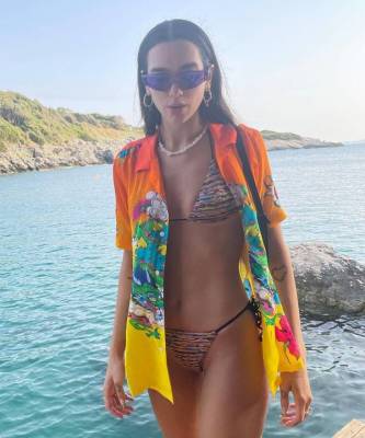 Идеальное бикини на идеальном теле: яркий образ Дуа Липы на берегу океана