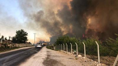 Лесной пожар в Турции начал подбираться к отелям и жилым домам
