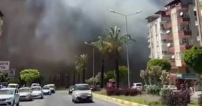 В Анталье из-за лесных пожаров эвакуируют жилые кварталы (видео)