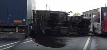 Под Вологдой произошло столкновение двух грузовиков и автобуса