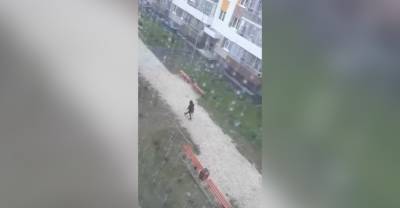 В Екатеринбурге задержали парня, разгуливавшего по ЖК с оружием