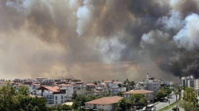 В Анталии вспыхнули лесные пожары, людей эвакуируют