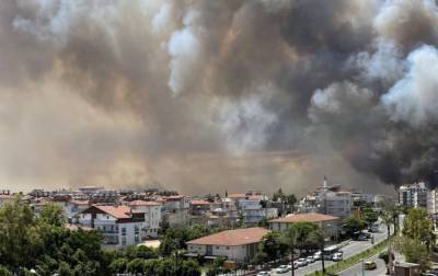 В Анталии вспыхнули лесные пожары: огонь распространился в сторону населенных пунктов, людей эвакуируют