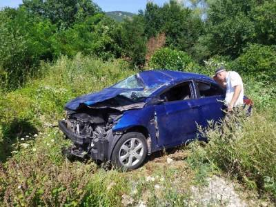 На востоке Крыма иномарка улетела в кювет: пострадала женщина