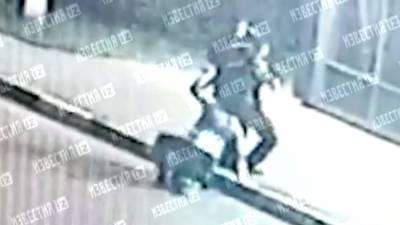 Опубликовано видео смертельного избиения полицейского в Химках