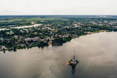 На затопленной колокольне в Тверской области установили крест
