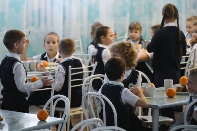 В Минпросвещения пообещали продолжить обеспечивать школьников горячим питанием