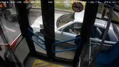 Момент столкновения легковушки с автобусом в Зеленограде попал на видео