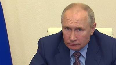 Владимир Путин поручил начать раньше выплаты на школьников к новому учебному году