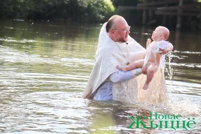 Таинство крещения прошло на берегу Немана в Свято-Елисеевском Лавришевском мужском монастыре