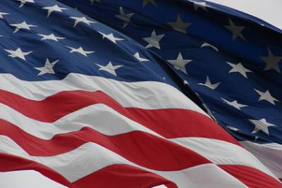 В российском регионе власти попросили местного жителя убрать флаг США из двора