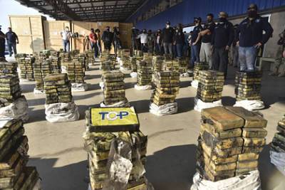 В Парагвае найден склад с рекордной партией кокаина - lenta.ru - Англия - Израиль - Франция - Испания - Парагвай - Асунсьон