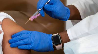 Штат Нью-Йорк ввел обязательную вакцинацию от COVID-19 для госслужащих