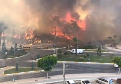 Пожары добрались до курортов турецкой Анталии – отели в дыму (видео)